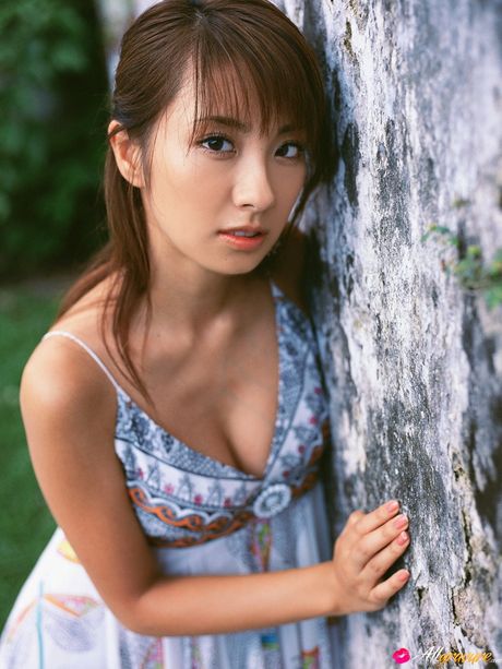 令人驚嘆的日本娃娃 Azusa Yamamoto 凸顯了她的大胸部和修剪過的陰部