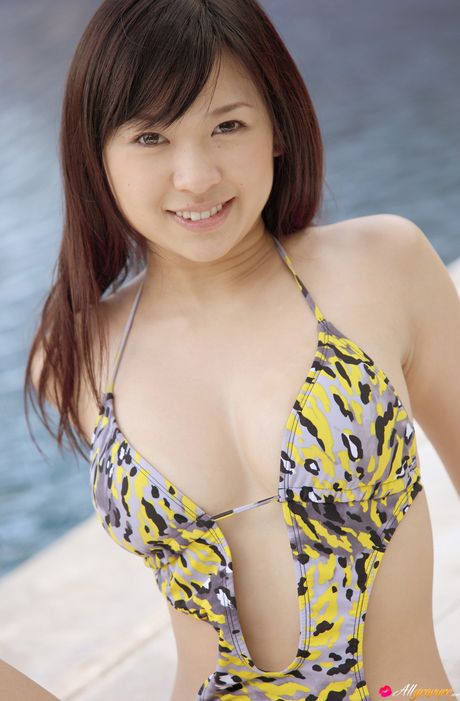 Asian beauty Nana Ogura doffs her bikini and shows her hot body in a solo