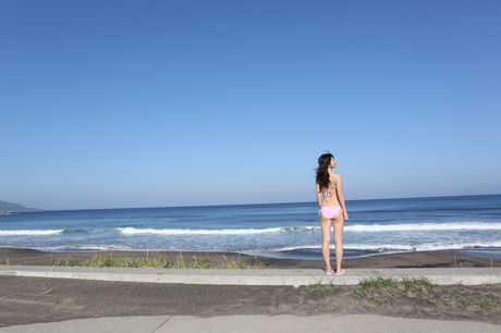 Asian doll Airi Suzuki doffs her bikini and presents her big melons