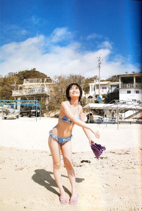 性感亞洲美女 Sayaka Yamamoto 脫光高跟鞋，展現她豐滿的臀部