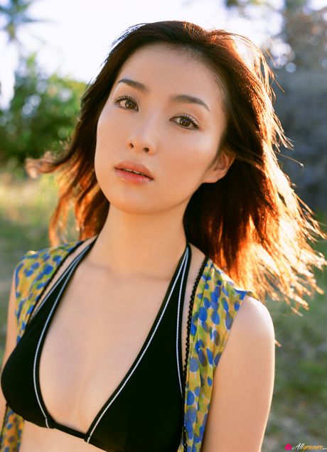 Asiatisk skønhed Saki Seto viser sine små bryster og udstiller sin naturlige form i skoven