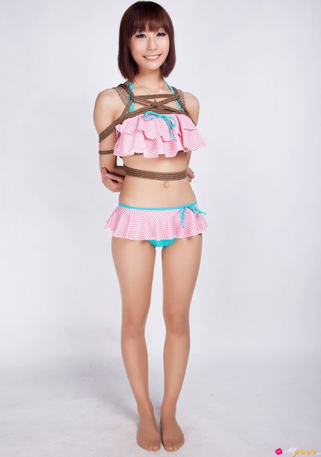 棕色眼睛的 Ayako 是一個甜美性感的亞洲寶貝，喜歡擺姿勢