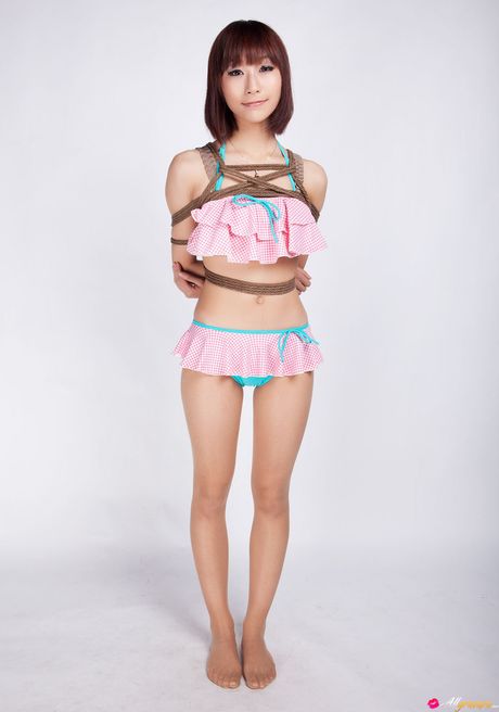 茶色の目をした綾子は、ポーズをとるのが大好きな甘くてセクシーなアジアの美女です