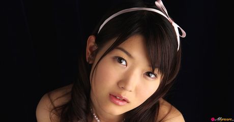 アジアのキュートな木嶋のりこが網タイツ姿で巨乳を披露しポーズをとる