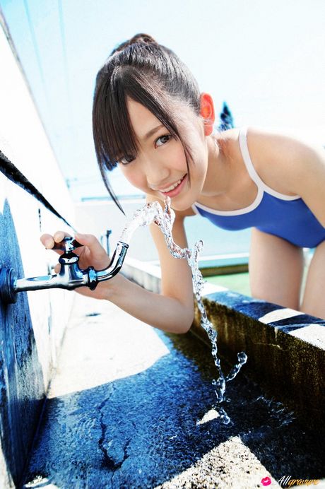 Bikiniklædt asiatisk Mayu Watanabe viser sine store bryster