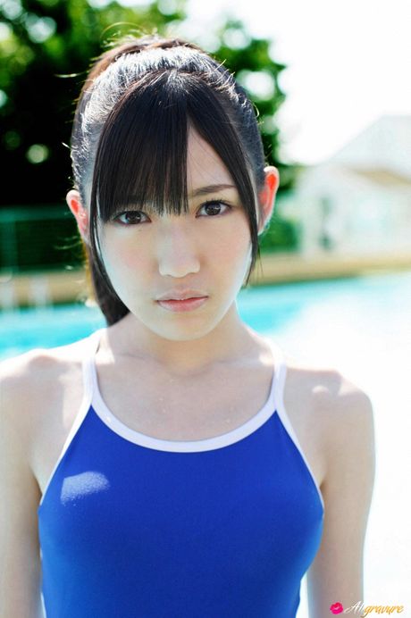 Bikiniklædt asiatisk Mayu Watanabe viser sine store bryster