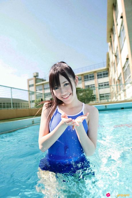 Bikiniklædt asiatisk Mayu Watanabe viser sine store bryster