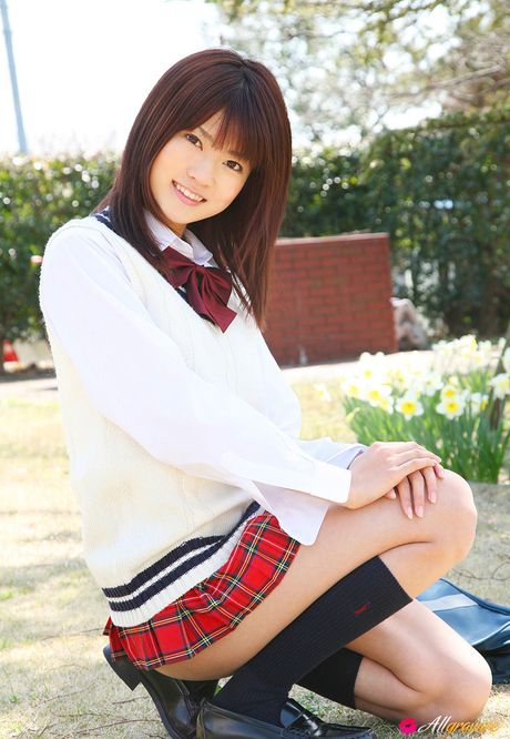 亞洲少女井上梨沙身穿制服展示性感翹臀