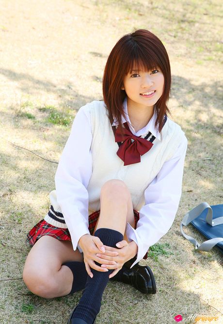 亞洲少女井上梨沙身穿制服展示性感翹臀