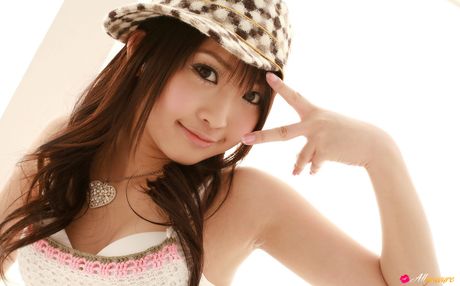 亞洲女孩 Yoshiko Suenaga 赤裸裸地穿著條紋絲襪