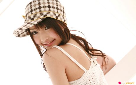 Asiatisk pige Yoshiko Suenaga bliver nøgen i stribede strømper