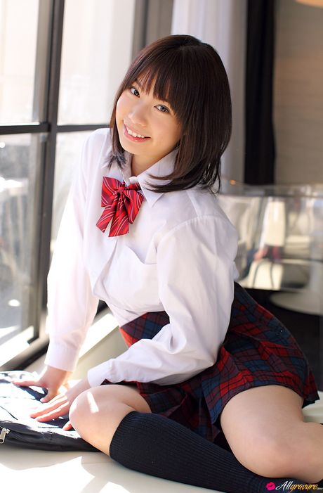 アジアの美女、篠原杏がチェック柄のスカートとニーソックスで裸になる