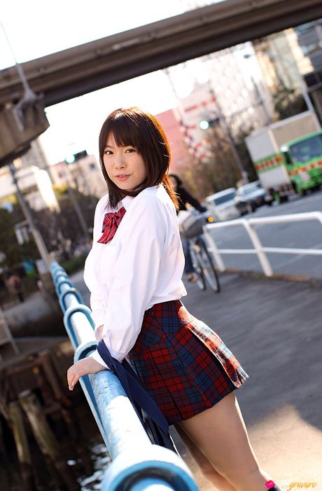 亞洲美女篠原安身著格子裙和及膝襪
