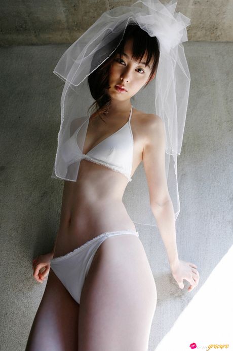 アジア人女性、秋山里奈がウェディングドレスを脱ぎ、ランジェリー姿でポーズをとる