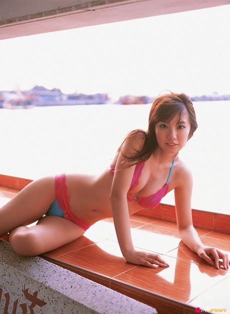 見事な日本の美女山本梓が小さなおっぱいを披露し、ソロでポーズをとる