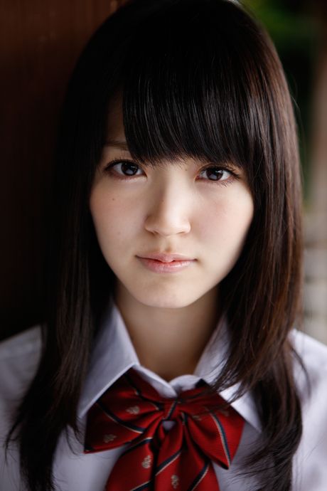 Asiatisk pige Airi Suzuki viser sine små bryster frem og poserer i strømpebukser