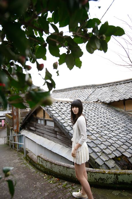 Asian girl Airi Suzuki displays her tiny tits and poses in stockings