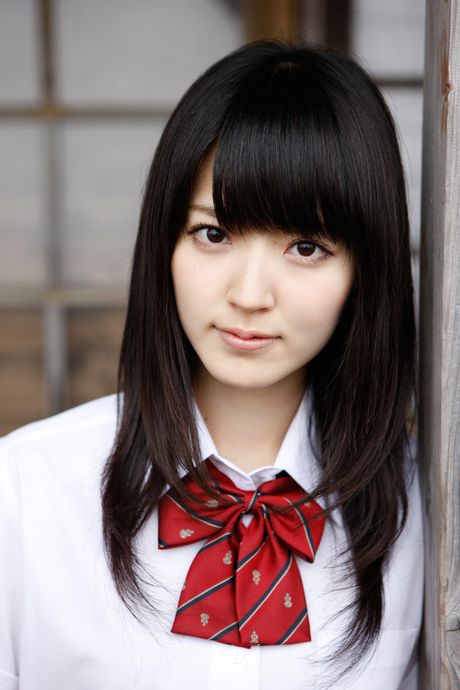 Asiatisk pige Airi Suzuki viser sine små bryster frem og poserer i strømpebukser