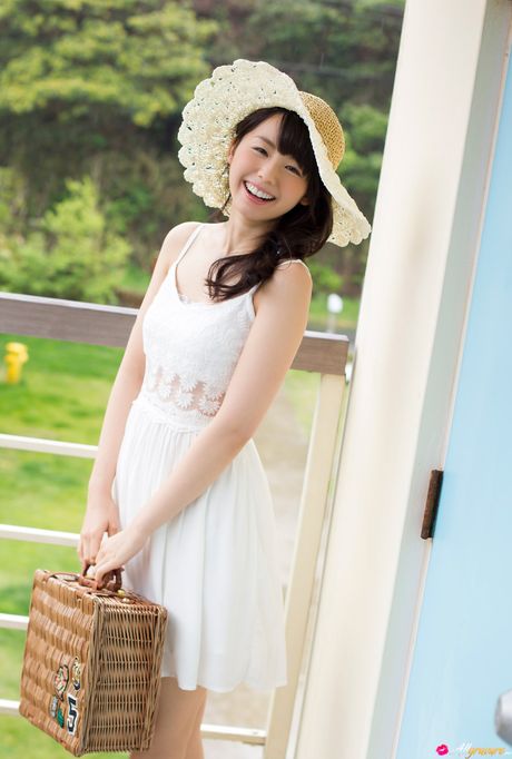 Asiatisk babe Rina Koike bliver nøgen i en solhat og sandaler