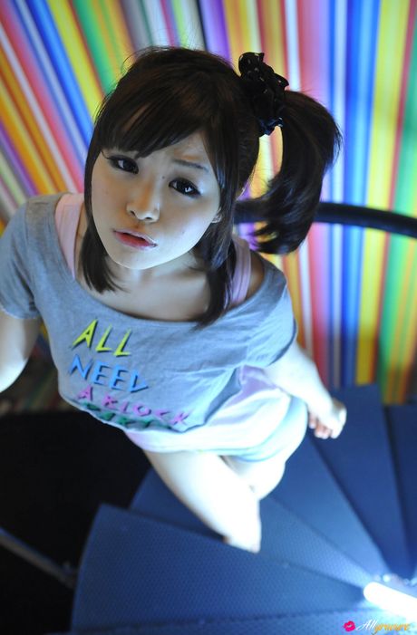 亞洲少女 Mui Kuriyama 以俏皮的方式在沙發上裸體