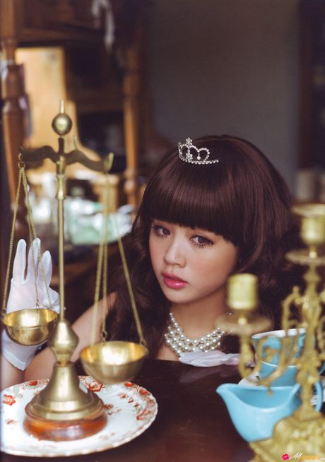 Brown-eyed Japanese babe Risa Niigaki strips and reveals her hot body