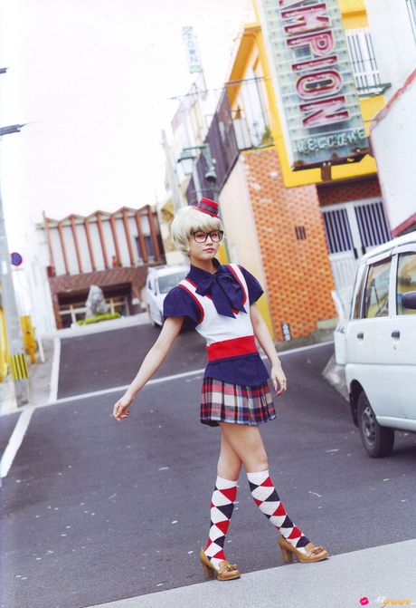 棕眼日本美女新垣里沙脫衣露出火辣身材