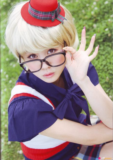 Brown-eyed Japanese babe Risa Niigaki strips and reveals her hot body