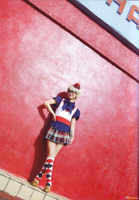 Brown-eyed Japanese babe Risa Niigaki strips and reveals her hot body