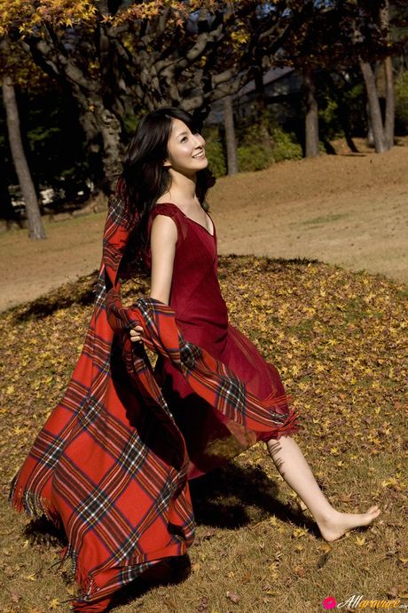 アジアの美女、松木里奈がひまわり畑で毛布の上で裸になる