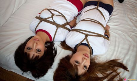 她被塞住嘴巴，綁在繩索上，只能靠自己。