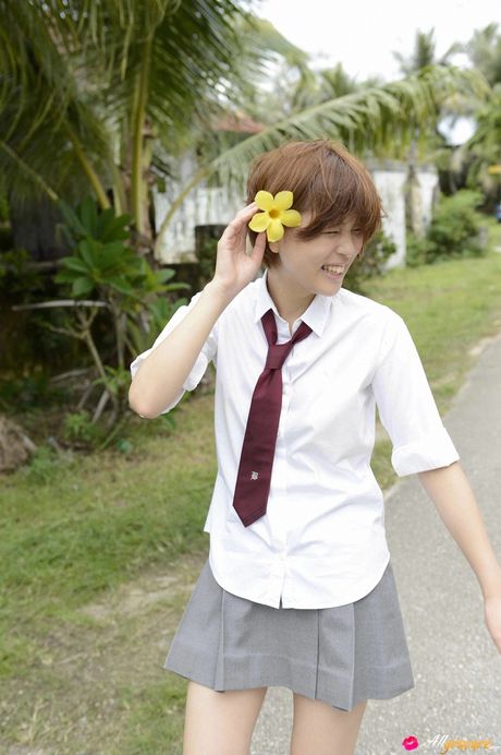 亞洲封面女郎 Arai Moe 展示她的小乳房並穿著比基尼在戶外擺姿勢