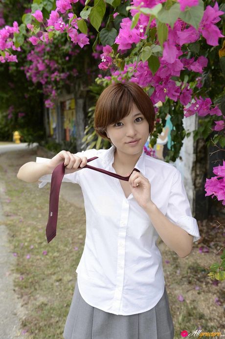 Den asiatiske covergirl Arai Moe viser sine små bryster frem og poserer i en bikini udendørs