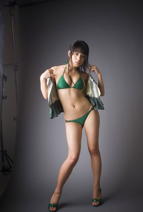 亞洲女孩川村由紀江展示她的巨乳並穿著比基尼擺姿勢