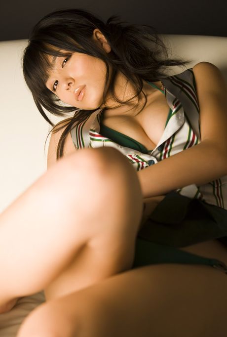 アジア人女性、川村ゆきえがビキニ姿で巨乳を披露しポーズをとる