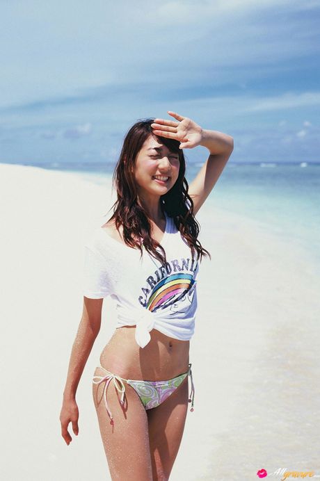 Den asiatiske covergirl Sasaki Moyoko bliver nøgen på en strand i bikini