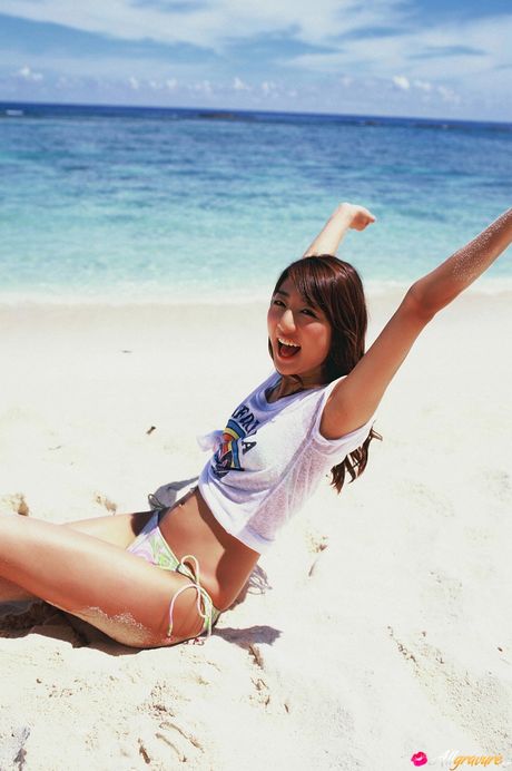 Den asiatiske covergirl Sasaki Moyoko bliver nøgen på en strand i bikini