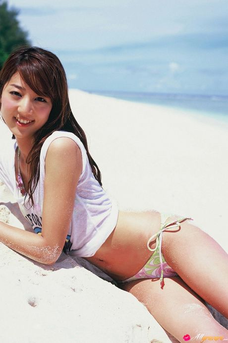 Den asiatiske covergirl Sasaki Moyoko bliver nøgen på en strand i bikini