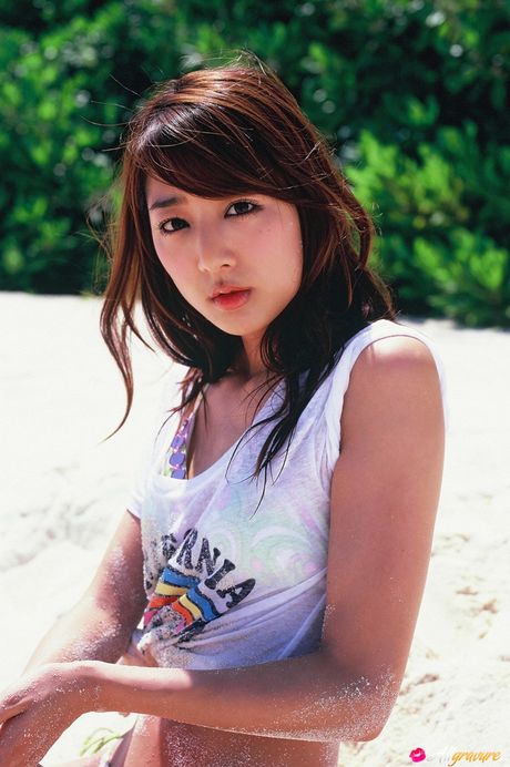 Den asiatiske covergirl Sasaki Moyoko bliver nøgen på en strand i bikini