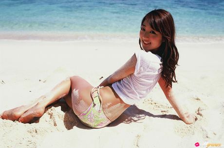 Den asiatiske covergirl Sasaki Moyoko bliver nøgen på en strand i bikini