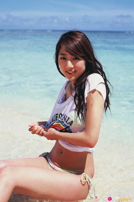 Den asiatiske covergirl Sasaki Moyoko bliver nøgen på en strand i bikini