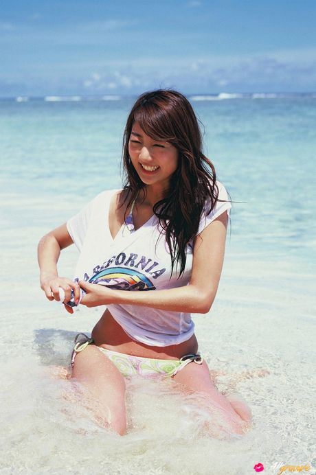 Den asiatiske covergirl Sasaki Moyoko bliver nøgen på en strand i bikini