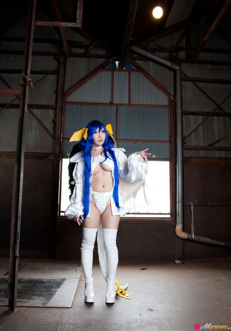 亞洲美女 Ayaka 當模特兒時穿著蝴蝶結和白色絲襪