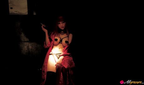 亞洲美女 Neo 在獨奏中展示了她的小胸部和無毛陰部