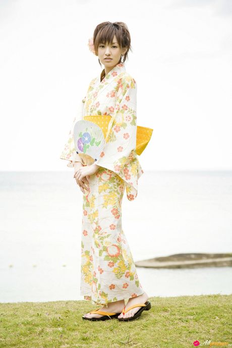 Tynde asiatiske Akina Minami viser sine naturlige små bryster og sin søde fisse