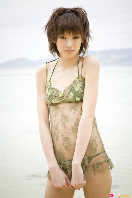 Tynde asiatiske Akina Minami viser sine naturlige små bryster og sin søde fisse