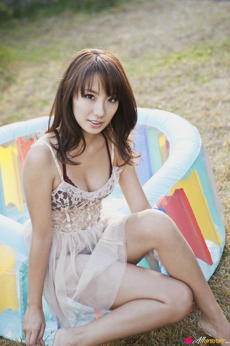 她擁有美麗的笑容和完美的身材，她自己也知道這一點