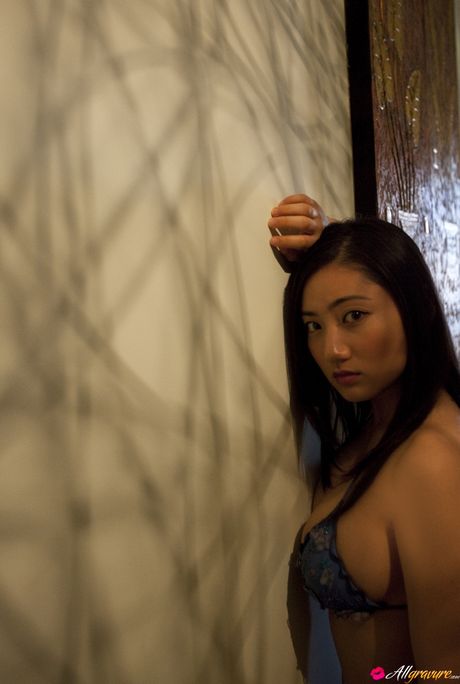 美麗的亞洲寶貝 Saaya Irie 穿著性感內衣擺姿勢