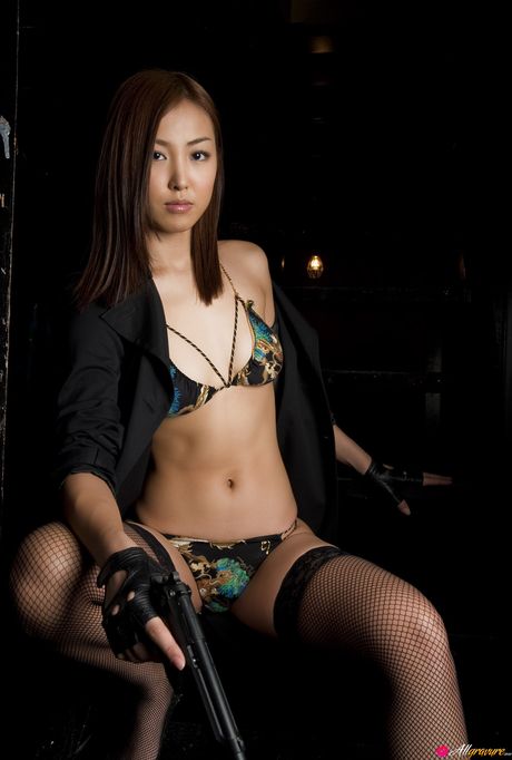 アジア美人の八代みなせが網タイツ姿で巨乳を披露しポーズをとる