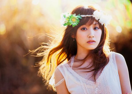 亞洲少女高橋愛脫掉衣服，展現她火辣的身材