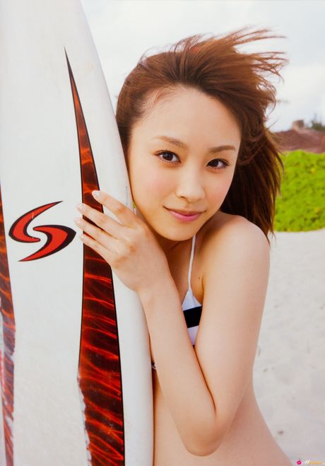 亞洲少女高橋愛脫掉衣服，展現她火辣的身材